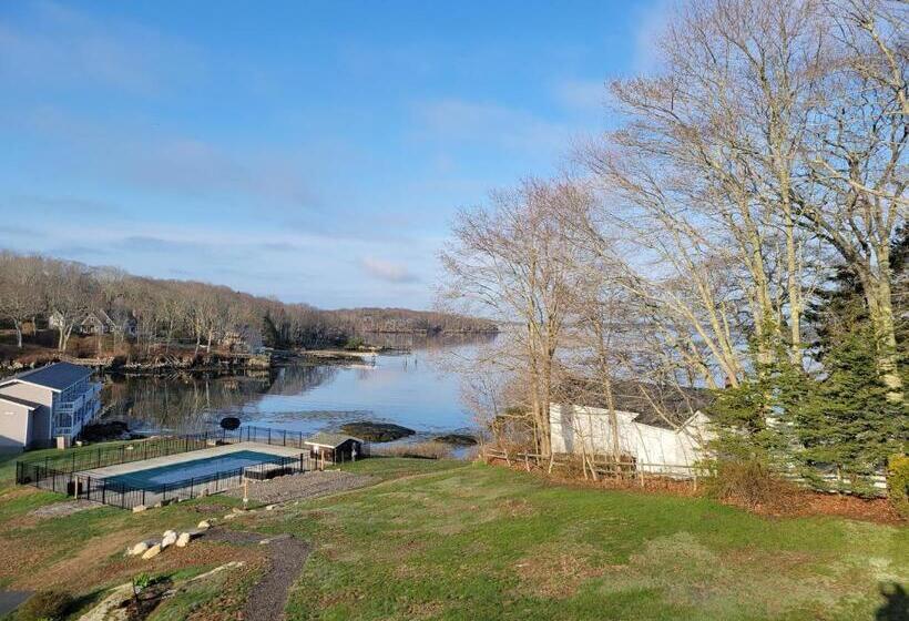 ホテル Smuggler's Cove Inn