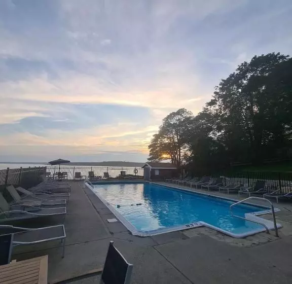 Hotelli Smuggler's Cove Inn