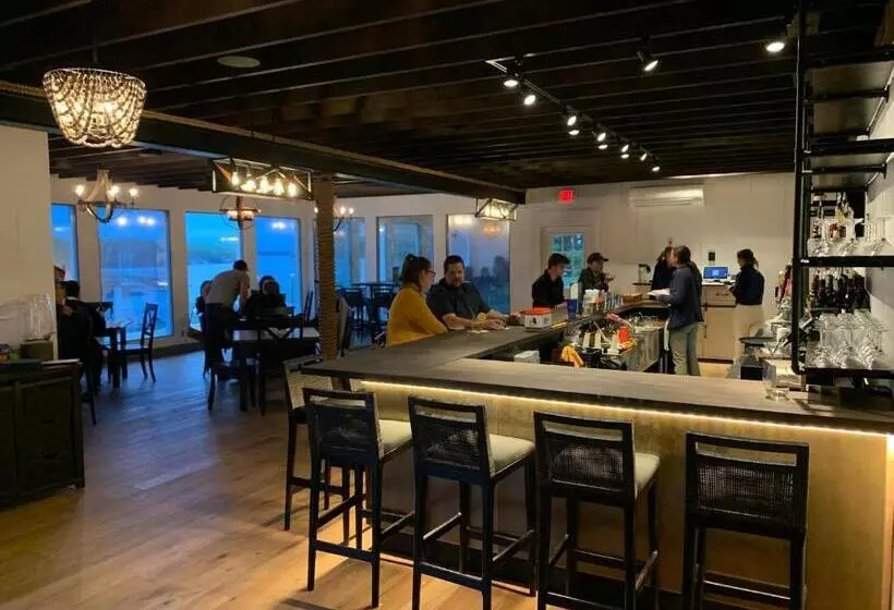 Hotelli Smuggler's Cove Inn