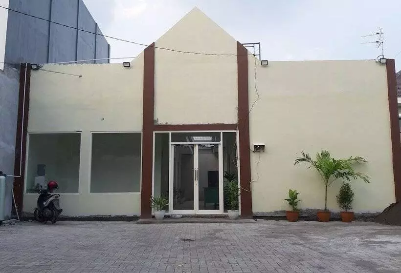 Hotelli Reddoorz Near Alun Alun Sidoarjo