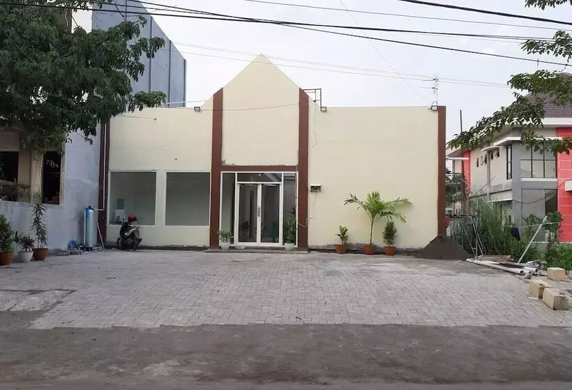 Hotelli Reddoorz Near Alun Alun Sidoarjo