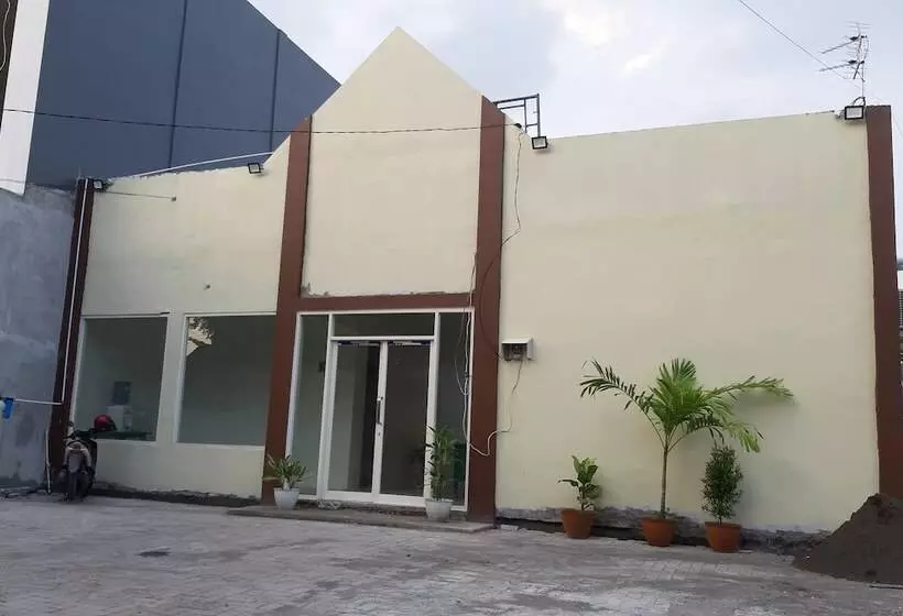 Hotelli Reddoorz Near Alun Alun Sidoarjo