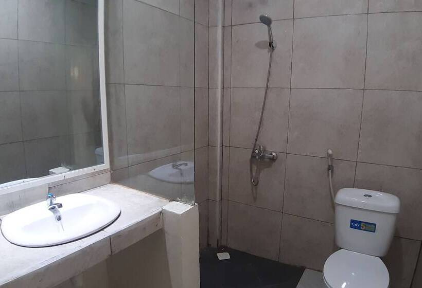 Hotel Reddoorz Near Alun Alun Sidoarjo