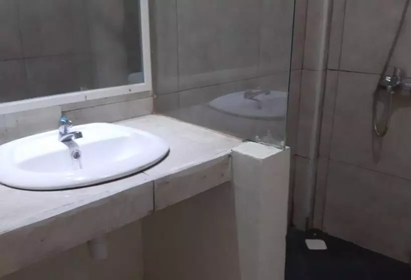 Hotelli Reddoorz Near Alun Alun Sidoarjo