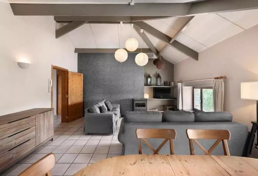 فندق Aux Ecuries De La Reine