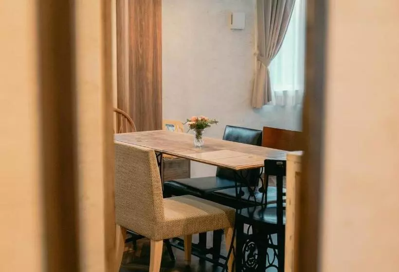 7 Rooms Hotel & Cafe