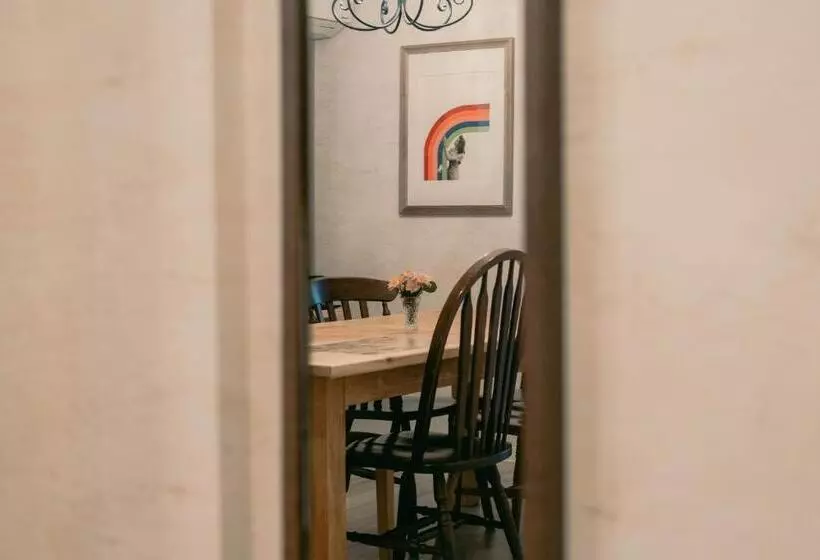 7 Rooms Hotel & Cafe