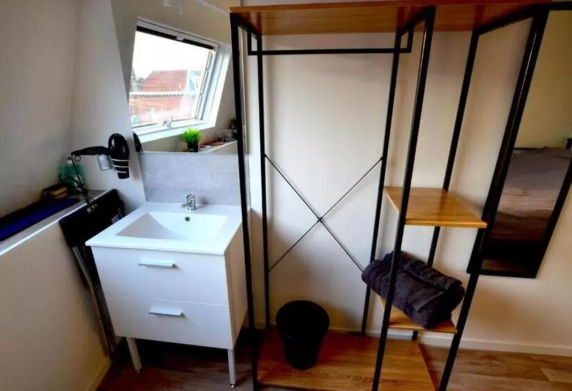 Kapselihotelli Capstay Famars & Netflix