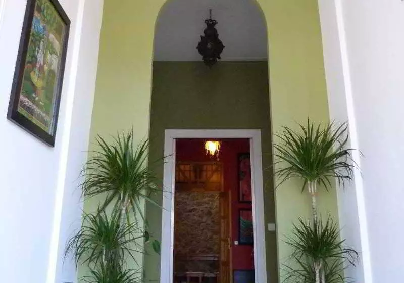 مسافرخانه Villa Alicia Guest House