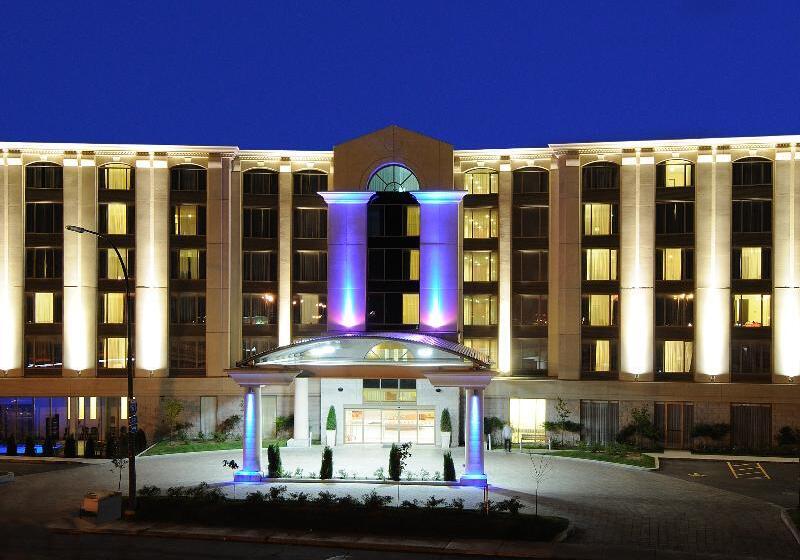 فندق Holiday Inn & Suites Montreal Airport, An Ihg