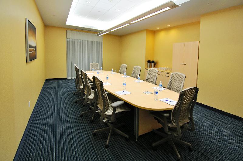 فندق Holiday Inn & Suites Montreal Airport, An Ihg