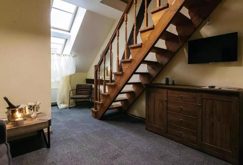 هتل Jaunmoku Palace Complex