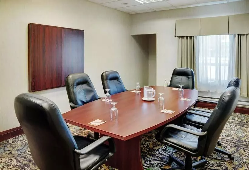 Отель Staybridge Suites Oakville Burlington, An Ihg