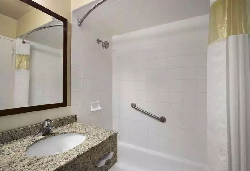 호텔 Travelodge By Wyndham Richmond Hill