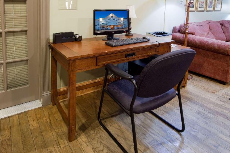 هتل Travelodge Suites By Wyndham Regina Eastgate Bay