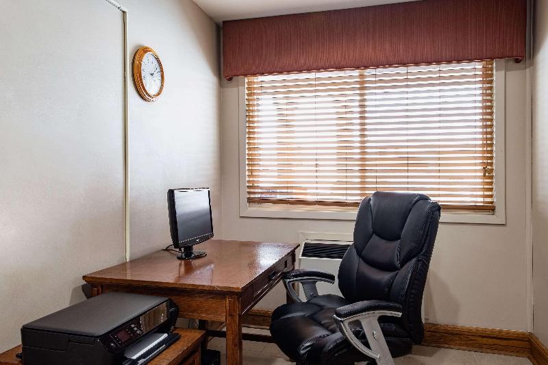 هتل Travelodge Suites By Wyndham Regina Eastgate Bay