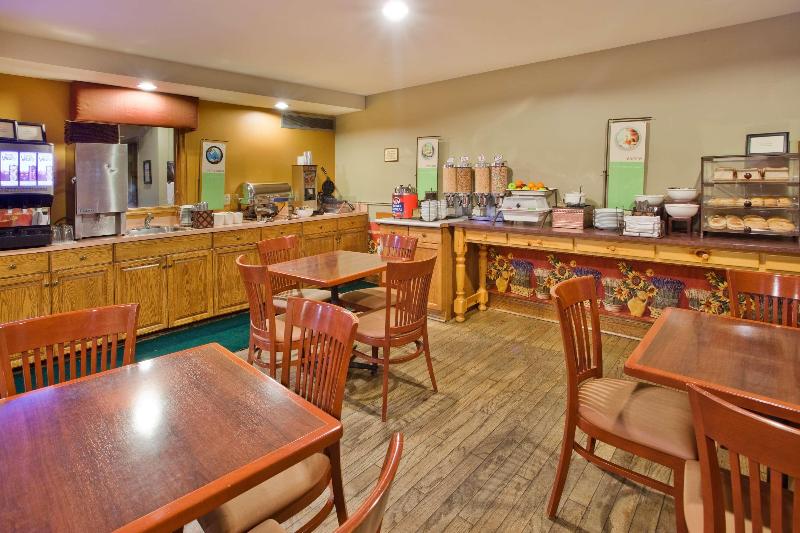 هتل Travelodge Suites By Wyndham Regina Eastgate Bay