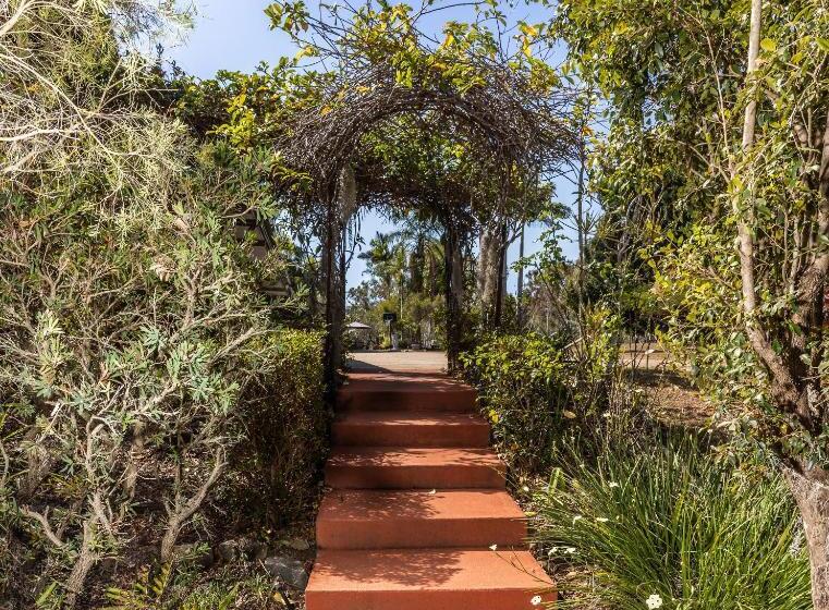 מוטל Benaraby Hilltop Motorinn