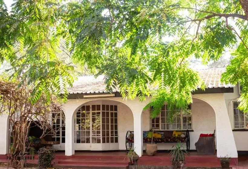 تختخواب و صبحانه The Ad Lib Executive Lodge