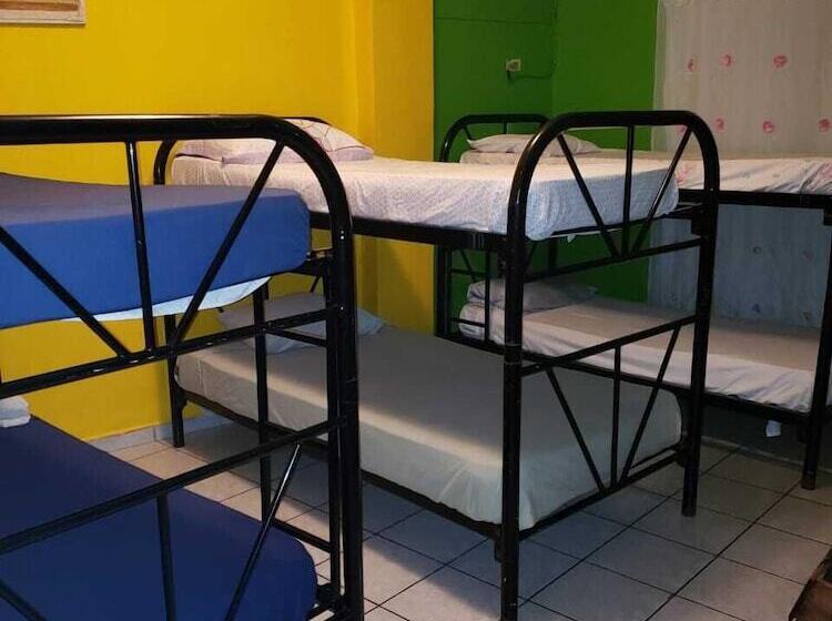 هتل Los Guacamayos La Ceiba