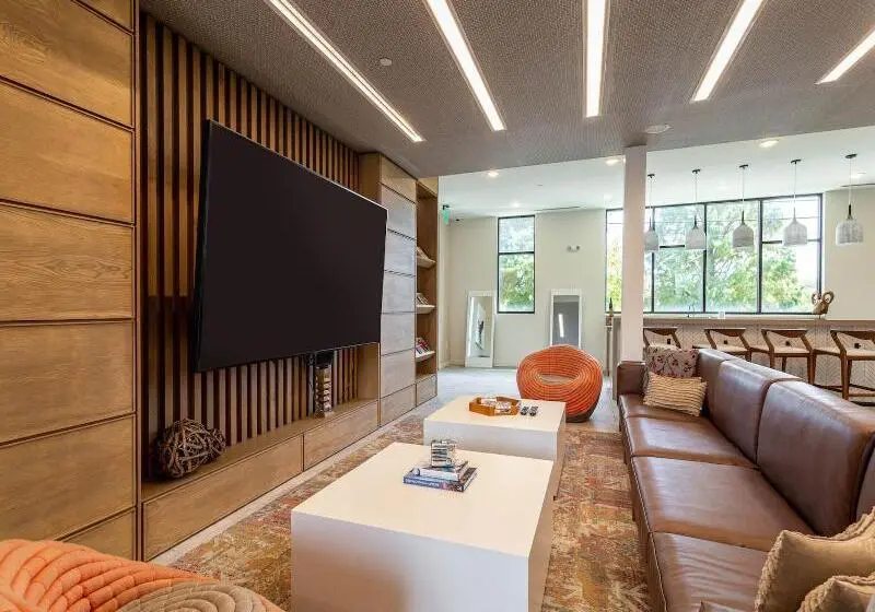 Kasa Freemorewest Charlotte