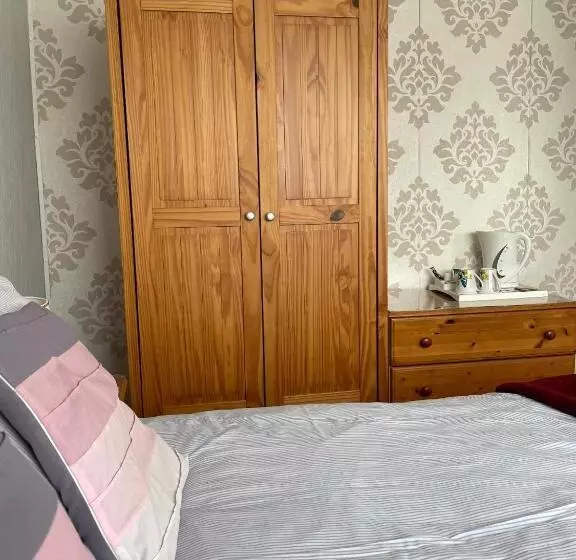 تختخواب و صبحانه Whiteways Guest House