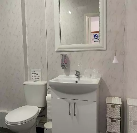 تختخواب و صبحانه Whiteways Guest House