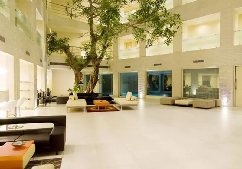 هتل Avalon Courtyard