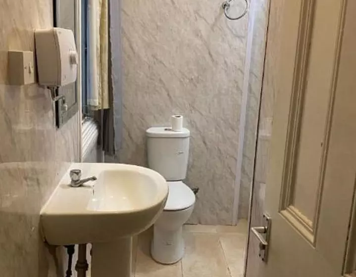 هتل Newport Lodge