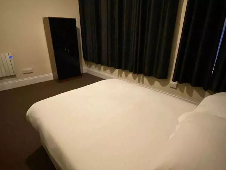 هتل Newport Lodge