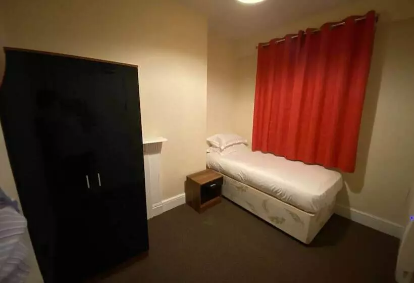 هتل Newport Lodge