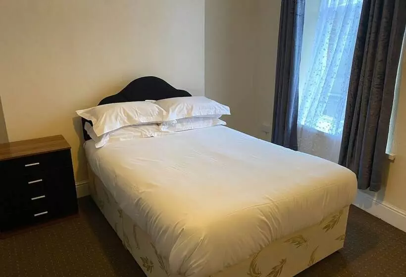 هتل Newport Lodge