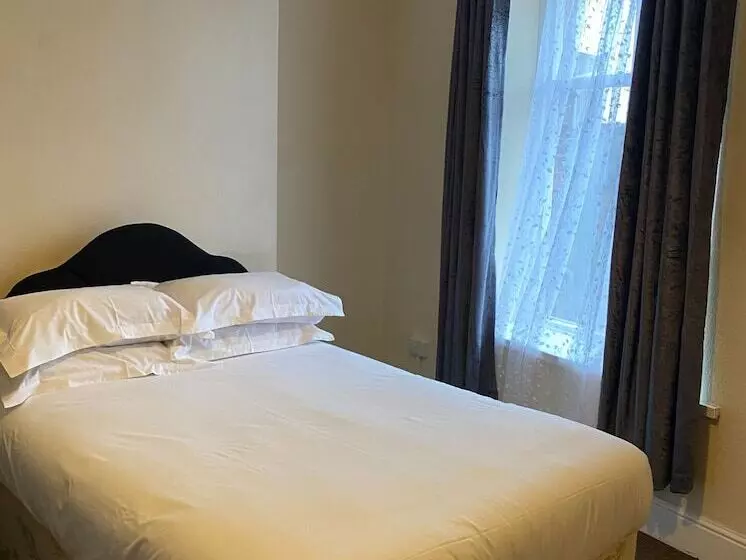 هتل Newport Lodge