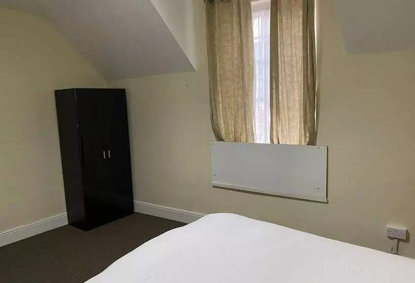 هتل Newport Lodge