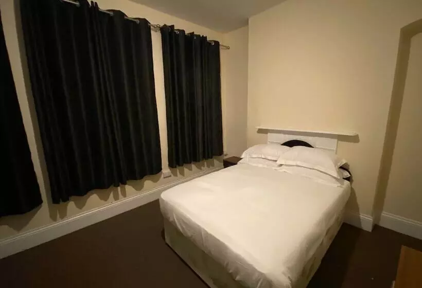 هتل Newport Lodge