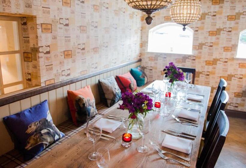 여관 The White Hart, Overton