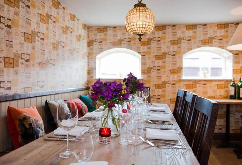 여관 The White Hart, Overton