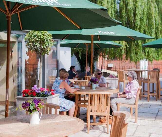 여관 The White Hart, Overton