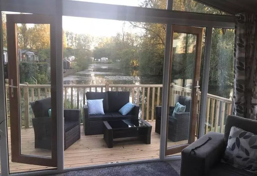 ホテル Beautiful And Tranquil Lakeside Lodge   Sleeps 5