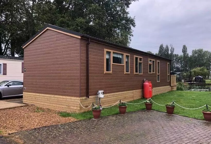 ホテル Beautiful And Tranquil Lakeside Lodge   Sleeps 5