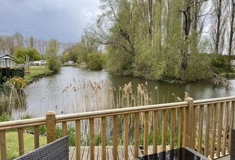 ホテル Beautiful And Tranquil Lakeside Lodge   Sleeps 5