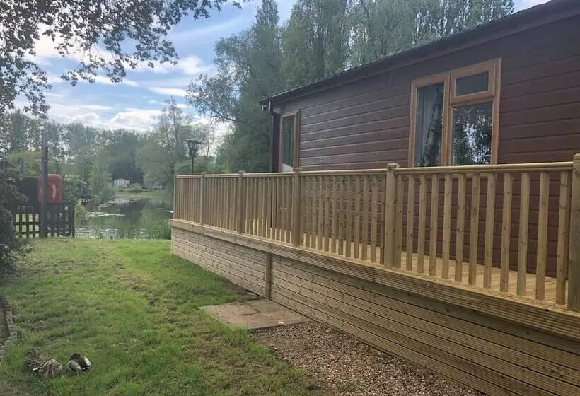 ホテル Beautiful And Tranquil Lakeside Lodge   Sleeps 5