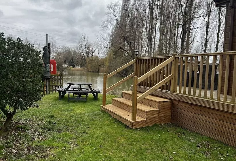 ホテル Beautiful And Tranquil Lakeside Lodge   Sleeps 5