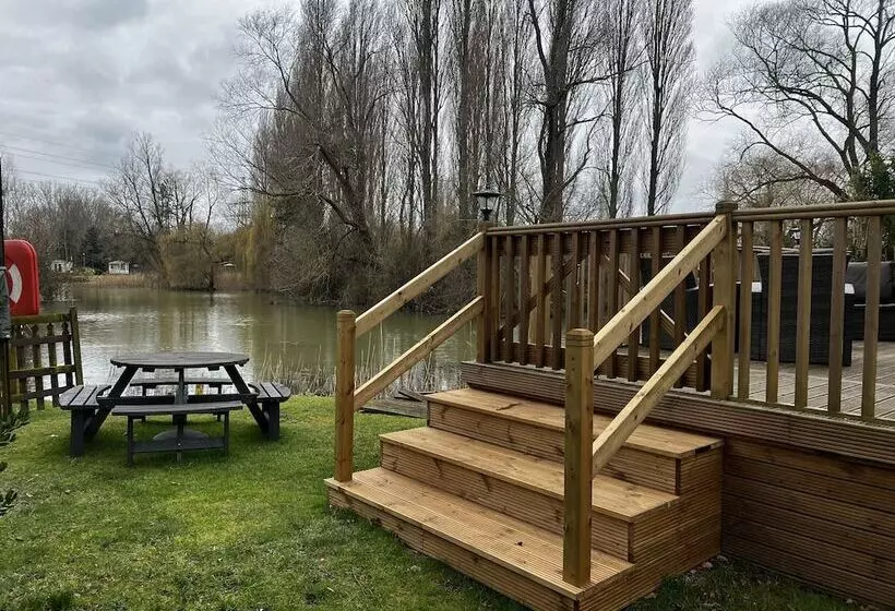 ホテル Beautiful And Tranquil Lakeside Lodge   Sleeps 5