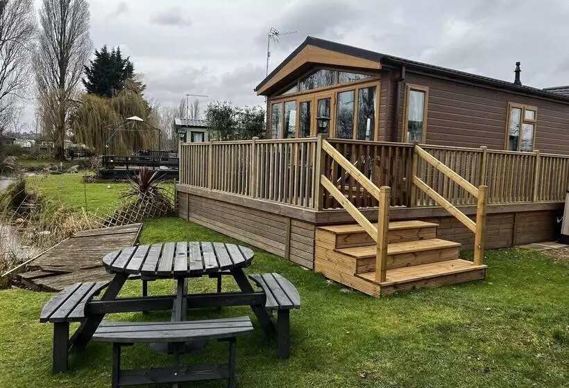 ホテル Beautiful And Tranquil Lakeside Lodge   Sleeps 5