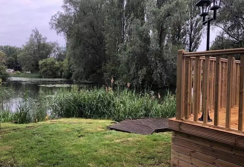 ホテル Beautiful And Tranquil Lakeside Lodge   Sleeps 5