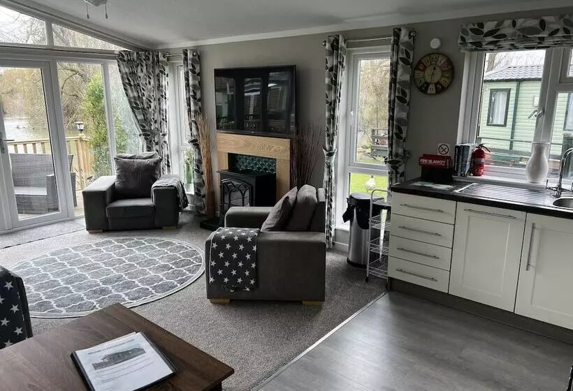 ホテル Beautiful And Tranquil Lakeside Lodge   Sleeps 5