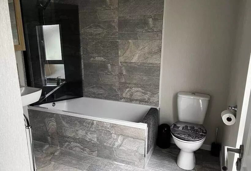 ホテル Beautiful And Tranquil Lakeside Lodge   Sleeps 5