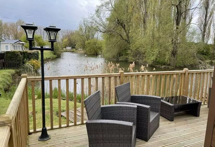 ホテル Beautiful And Tranquil Lakeside Lodge   Sleeps 5