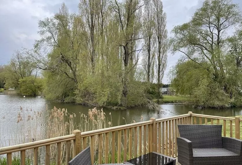 ホテル Beautiful And Tranquil Lakeside Lodge   Sleeps 5